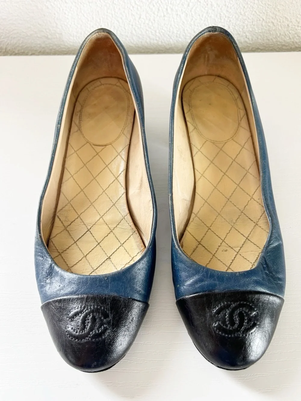 Chanel Vintage Two Tone CC Cap Toe Leather Pumps Size EU 37.5